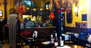 LOCAL-solidaria-bodega-las-botas-tapa-solidaria-almeria-los-cazadores-de-sonrisas