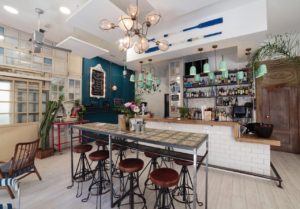 local-el-vino-en-un-barco-tapa-solidaria-almeria-los-cazadores-de-sonrisas