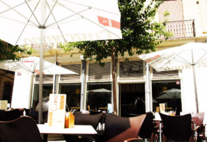 local-la-plazuela-tapa-solidaria-almeria-los-cazadores-de-sonrisas